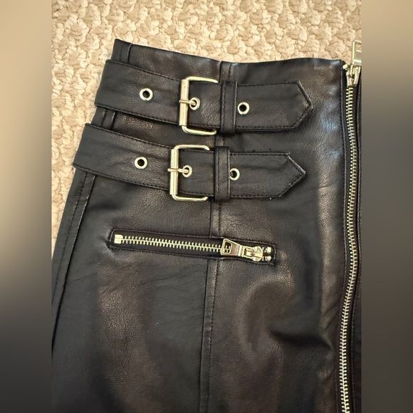 TOPSHOP Faux Leather Buckle Zip Miniskirt SIZE: 2 - Picture 8 of 13